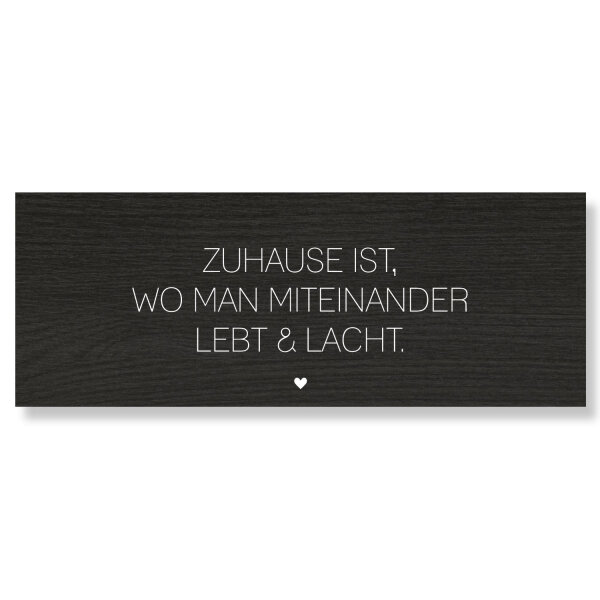 Zuhause lebt und lacht